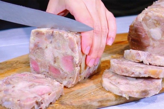 Cho thịt lợn vào chai nước khoáng, sau 12 giờ sẽ biến thành giò chả thơm ngon