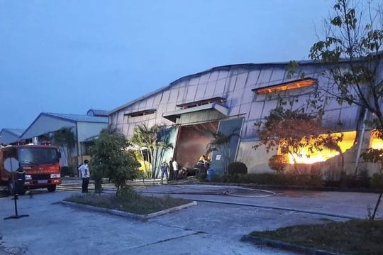 Cháy lớn thiêu rụi toàn bộ hàng hóa, máy móc khu nhà xưởng sản xuất bao bì