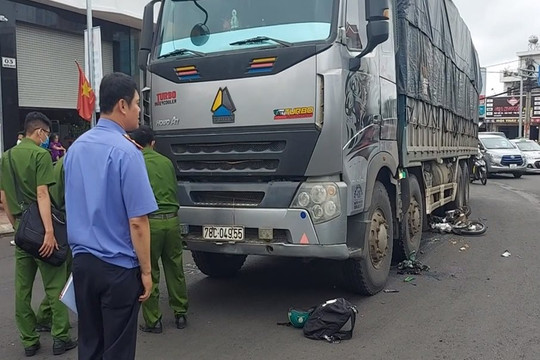 Xe tải va chạm với xe máy, nam sinh lớp 12 tử vong