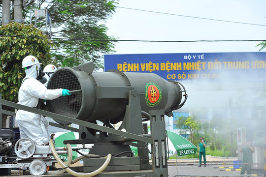 Binh chủng Hóa học phun khử trùng tiêu độc tại Bệnh viện Bệnh nhiệt đới Trung ương cơ sở 2