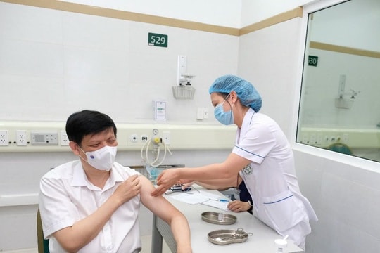 Bộ trưởng Bộ Y tế Nguyễn Thanh Long tiêm vắc xin Covid-19