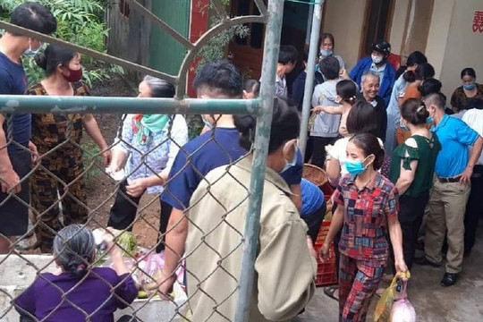 Hàng xóm chung tay 'giải cứu' 150 mâm cỗ cho đôi vợ chồng hoãn cưới vì dịch