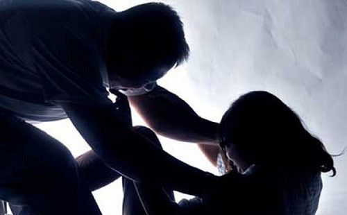 Gã hàng xóm đê hèn làm nạn nhân tâm thần có thai