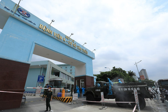 Binh chủng hóa học khử khuẩn tại Bệnh viện K Tân Triều