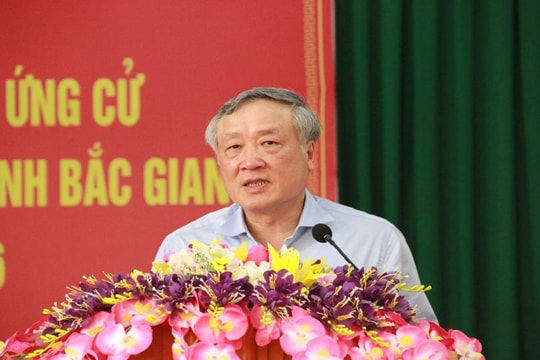 Ủy viên Bộ Chính trị, Chánh án TANDTC Nguyễn Hòa Bình tiếp xúc cử tri tại Bắc Giang