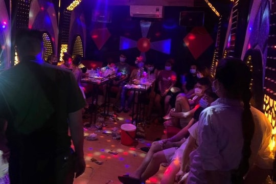 13 nam nữ phê ma túy trong quán karaoke mở “chui”