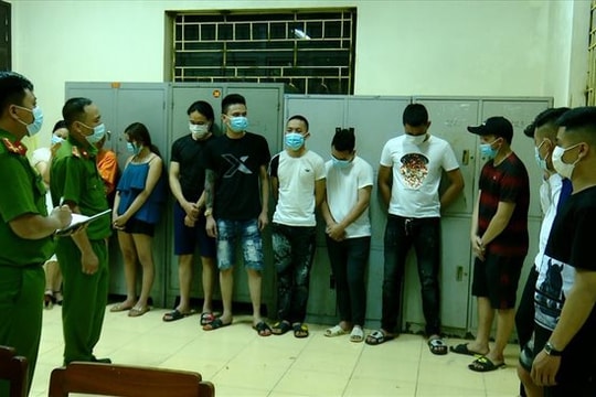 Nhóm thanh niên "bay lắc" trong quán karaoke  giữa mùa dịch
