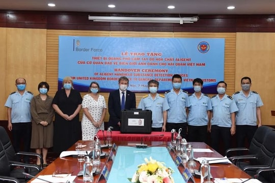 Cơ quan bảo vệ biên giới Anh bàn giao 4 máy quang phổ phát hiện hóa chất cho Hải quan Việt Nam