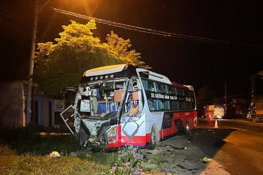 Xe tải va chạm xe khách, một phụ nữ tử vong