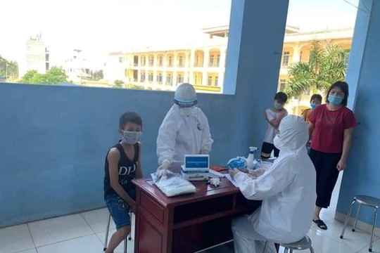 Nam Định: Học sinh, cán bộ và giáo viên Trường THCS Cổ Lễ được lấy mẫu xét nghiệm covid-19