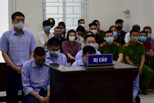 Các cựu Thanh tra giao thông nhận hàng trăm triệu đồng để "bảo kê xe vua"