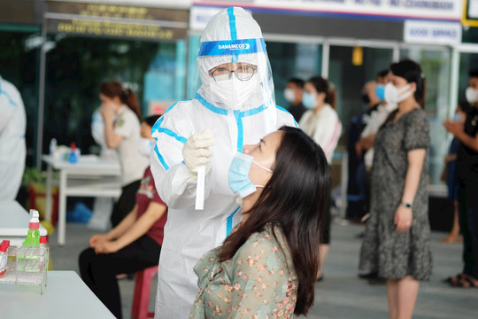 Xét nghiệm COVID-19 cho 2.000 cán bộ, nhân viên Sân bay Quốc tế Đà Nẵng