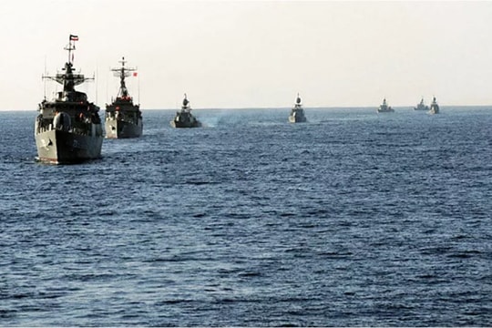 Tàu Mỹ và Iran lại chạm trán trên Eo biển Hormuz