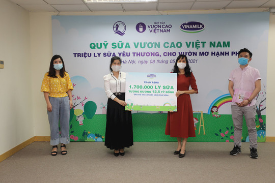 Vinamilk & quỹ sữa vươn cao Việt Nam 2021 trao tặng 1,7 triệu ly sữa hỗ trợ trẻ em khó khăn giữa dịch Covid-19