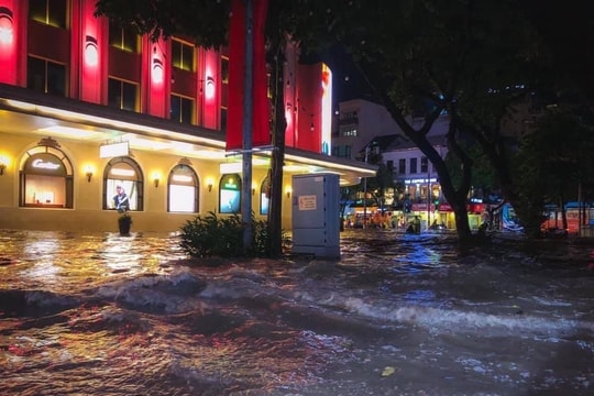 Sau cơn mưa đầu mùa, nhiều tuyến đường Hà Nội ngập sâu