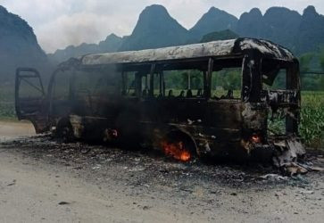 Cao Bằng: Xe buýt cháy ngùn ngụt khi đang lưu thông trên đường