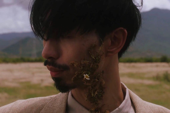 Đen Vâu xuất hiện với hình ảnh lấm lem, “râu” nở hoa trong MV mới