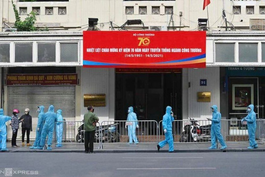 Hà Nội phong tỏa hai tòa nhà liên quan 3 ca nghi nhiễm nCoV