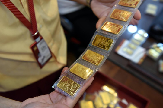Ngày 13/5, giá vàng trong nước tiếp tục lao dốc