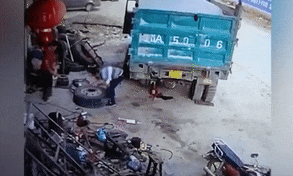 Lốp ô tô phát nổ thổi bay người đàn ông lên không trung