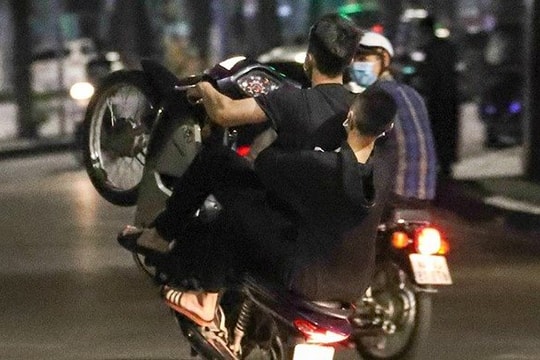 Triệu tập nhóm thanh niên đua xe, đánh võng
