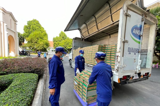 Angkormilk, công ty con của Vinamilk tại Campuchia, trao tặng 48.000 sản phẩm sữa hỗ trợ người dân và trẻ em “vùng đỏ” trong dịch covid-19
