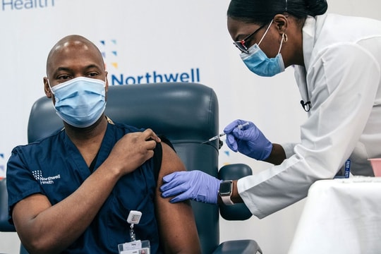 Tin vắn thế giới ngày 14/5: Mỹ nới lỏng hạn chế đối với người đã tiêm vaccine ngừa COVID-19