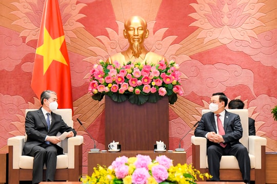 Chủ tịch Quốc hội Vương Đình Huệ tiếp 2 đại sứ đặc mệnh Trung Quốc và Lào tại Việt Nam 2