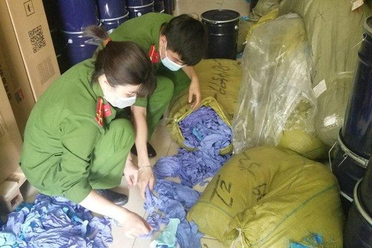 Hà Nội: Phát hiện, thu giữ gần 3 tấn găng tay y tế không rõ nguồn gốc