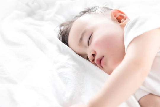Trẻ có trí não phát triển tốt sẽ có hành vi ngay từ khi còn nhỏ, càng có nhiều biểu hiện này thì trẻ càng thông minh