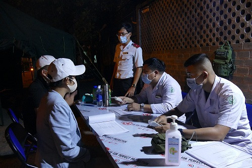 TPHCM: 12 chốt 'ra sức' kiểm soát dịch tại các cửa ngõ
