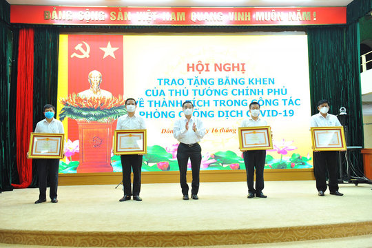 Trao Bằng khen của Thủ tướng tặng Trưởng thôn có thành tích xuất sắc trong công tác phòng, chống dịch