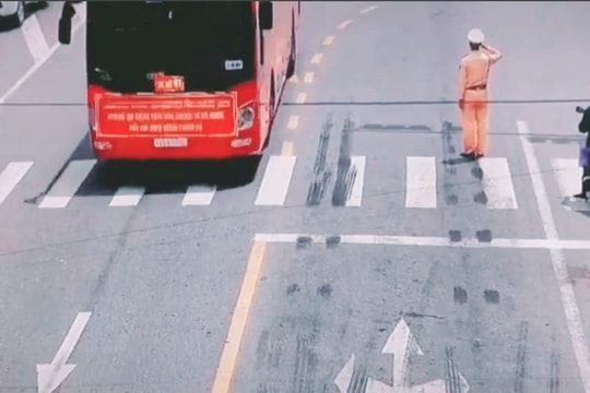 Xúc động hình ảnh chiến sĩ CSGT đứng nghiêm chào đoàn bác sĩ tình nguyện chi viện cho Bắc Giang