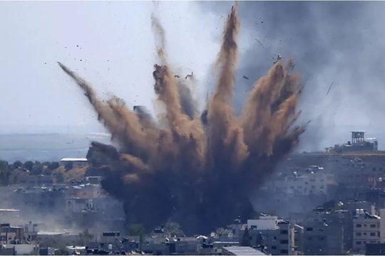 Israel không kích phá hủy tòa nhà Bộ Lao động ở Dải Gaza
