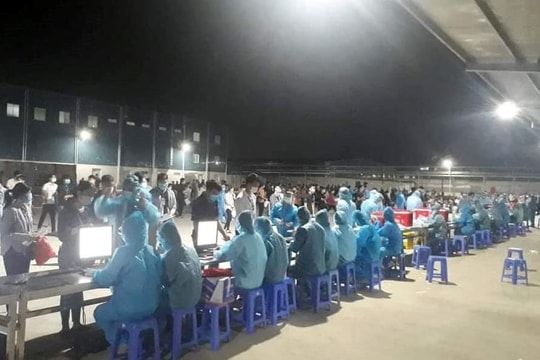 Ở tâm dịch Bắc Giang: Cán bộ y tế một ngày làm việc 20 giờ, ngủ 2 tiếng, nghe 200 cuộc điện thoại 