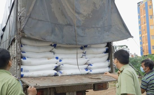 Thu giữ hơn 140 tấn đường cát không rõ nguồn gốc đang chờ giao nhận tại TP.HCM