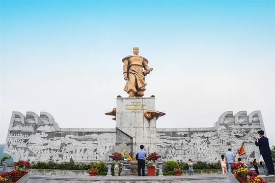 Đi hết Quảng Ninh qua những quần thể tâm linh đẹp ngoạn mục