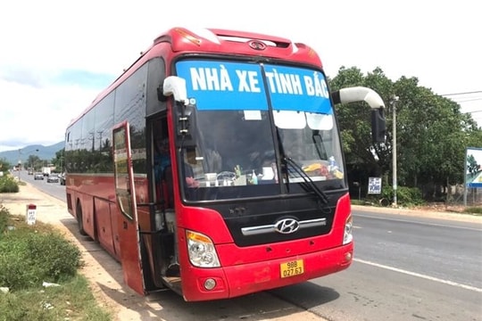 Bắt 5 người Trung Quốc trốn dưới gầm xe khách