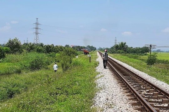 Khởi tố người phụ nữ ôm con tự tử trên đường sắt