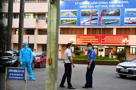 Một chuyên viên nghi nhiễm Covid-19, Bộ GTVT yêu cầu toàn bộ nhân sự tạm ở lại cơ quan