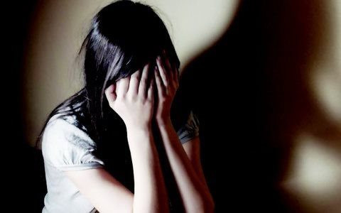 Về thăm nhà, con gái bị cha ruột dâm ô