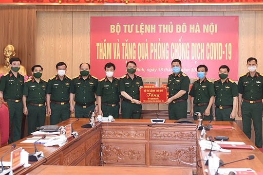 Bộ Tư lệnh Thủ đô trao vật tư y tế tặng Bộ Tư lệnh Quân khu 1