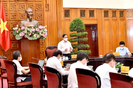 Thủ tướng: Cùng với sức khỏe, phải chăm lo sản xuất kinh doanh, cơm ăn áo mặc cho người dân