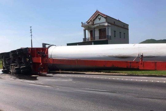 Xe siêu trường siêu trọng chở cánh quạt gió dài hơn 70m bị lật tại Quảng Bình