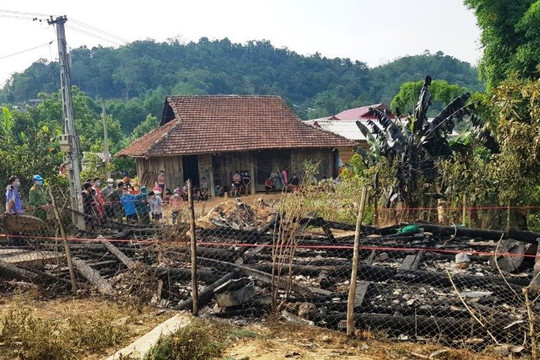 Cháy nhà trong đêm, cháu bé 7 tuổi tử vong