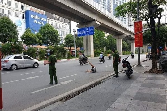 Khống chế nam thanh niên chặn ô tô xin tiền, dọa giết người đi đường