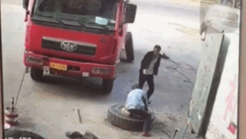 Lốp ô tô phát nổ thổi bay người đàn ông lên không trung, quần áo nạn nhân bị xé nát