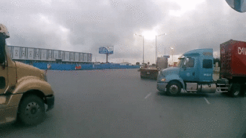 Đang chờ sang đường, xe container bị ô tô đầu kéo quệt vào gây hư hỏng nặng