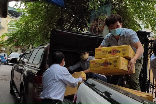 NSƯT Xuân Bắc mang đồ cứu trợ đến các công nhân đang bị cách ly tại Bắc Ninh – Bắc Giang