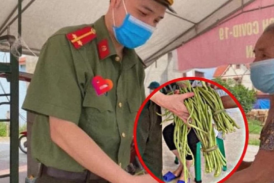 Bó đậu đũa tặng chiến sĩ ở chốt kiểm dịch cùng lời tâm sự của bà cụ khiến dân tình không kìm được nước mắt